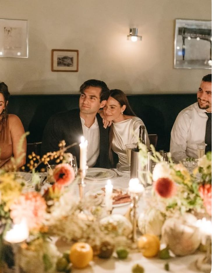 Fotografía de boda con invitados cenando