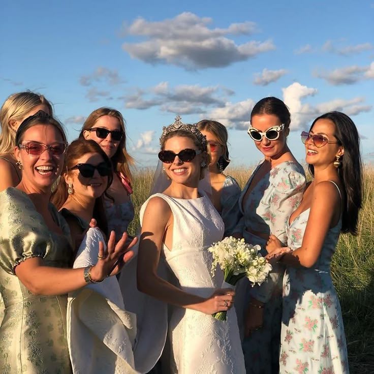 Novias celebrando con confeti