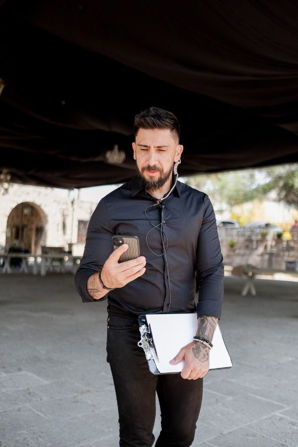 Planner profesional usando su celular en un evento