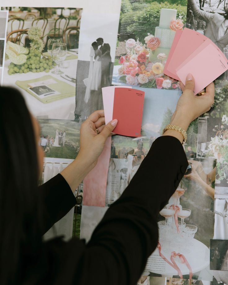 Planner organizando tarjetas y flores