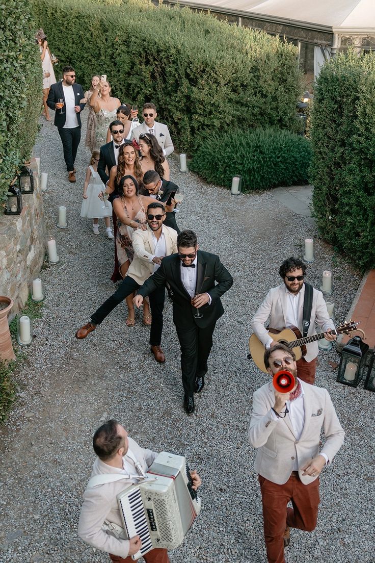 Grupo de personas celebrando en una boda