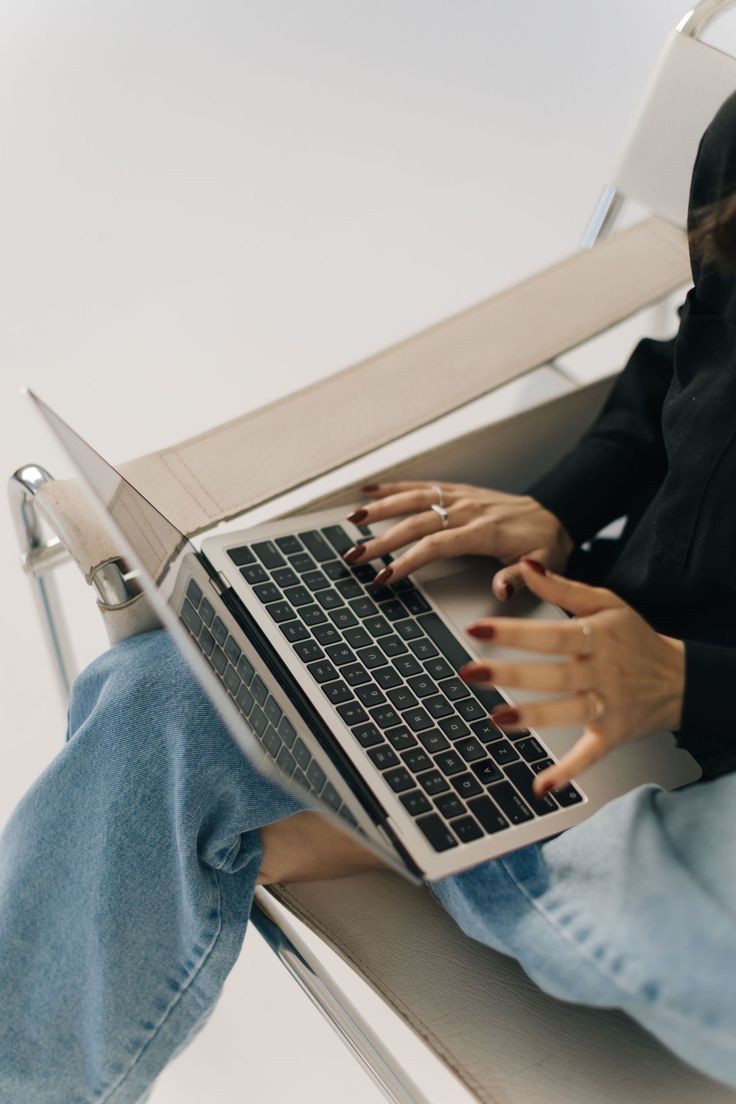 Edición de contenido en laptop